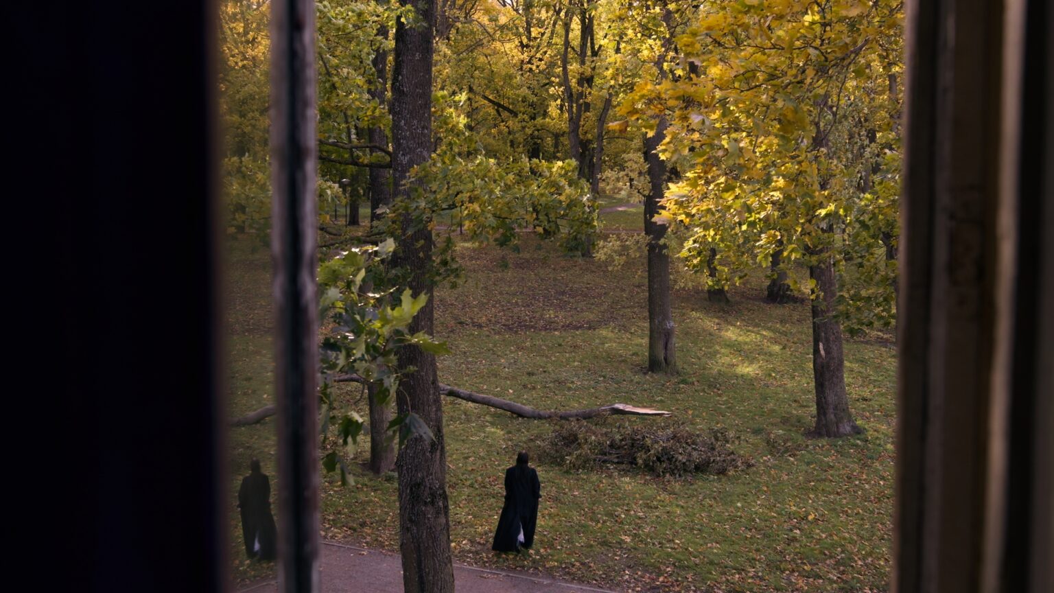 Screencap from the Music Video FRESKO of Malla, portrying a visual journey accompanied by the house music of the song