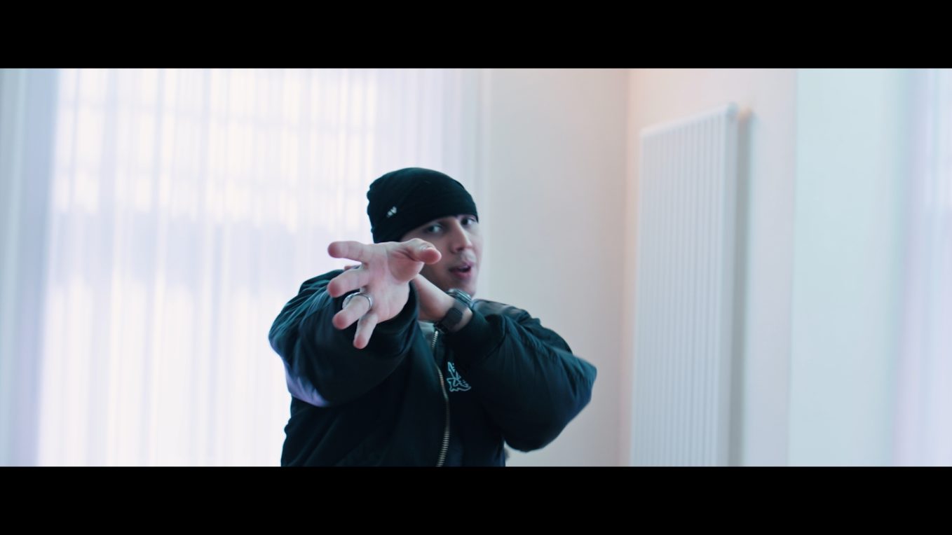 Averagekidluke – Hold Me Close (Music Video – 2025)