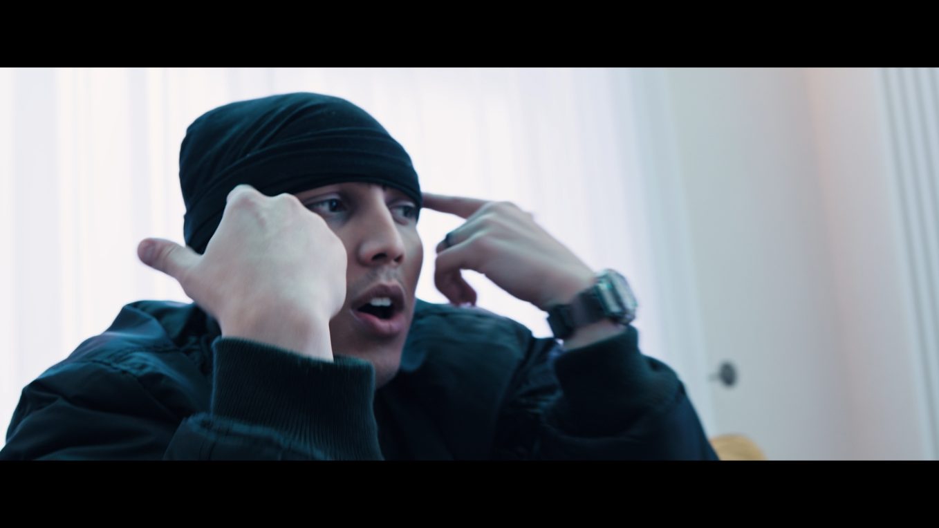 Averagekidluke – Hold Me Close (Music Video – 2025)